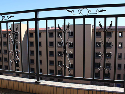 鐵藝陽(yáng)臺(tái)護(hù)欄